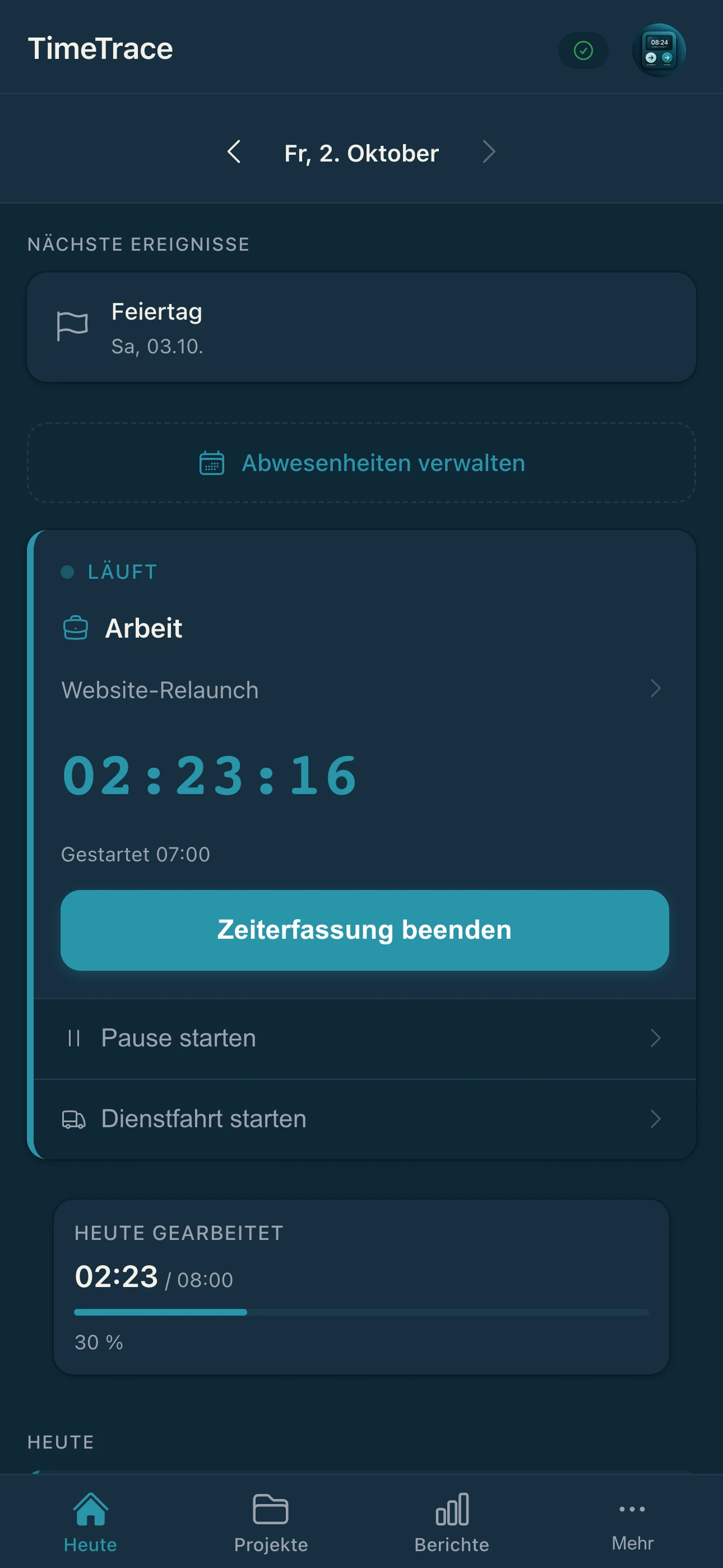 TimeTrace-Dashboard im Dark Mode mit laufender Zeiterfassung: nächste Ereignisse (Feiertag), Abwesenheiten verwalten, aktives Segment „Arbeit“ mit Timer bei 02:23:16, Tagesfortschritt und Bottom-Navigation.